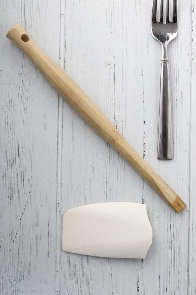 Spatula and spoon on a wooden surface