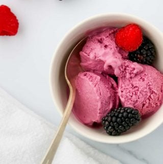 Nordic Wildberry Frozen Skyr in a bowl with fresh berries