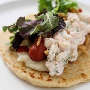 Close up of Tunnsbrödrulle on a plate.