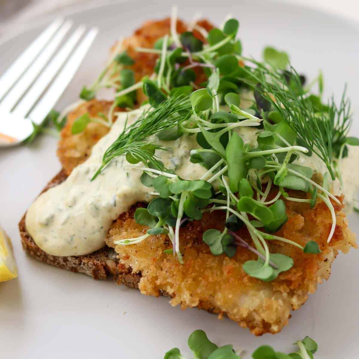 Crispy Pan-Fried Fish Smørrebrød (Fiskfilet Smørrebrød)