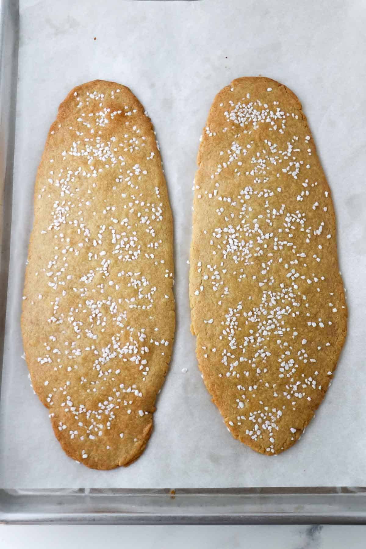 Baked kolasnittar that has not been sliced.