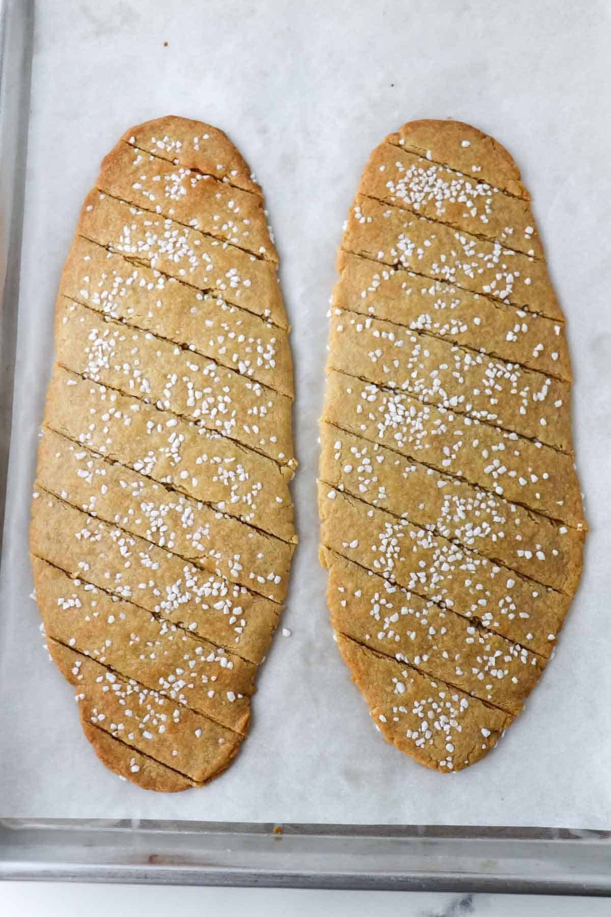 Sliced kolasnittar on a baking sheet.