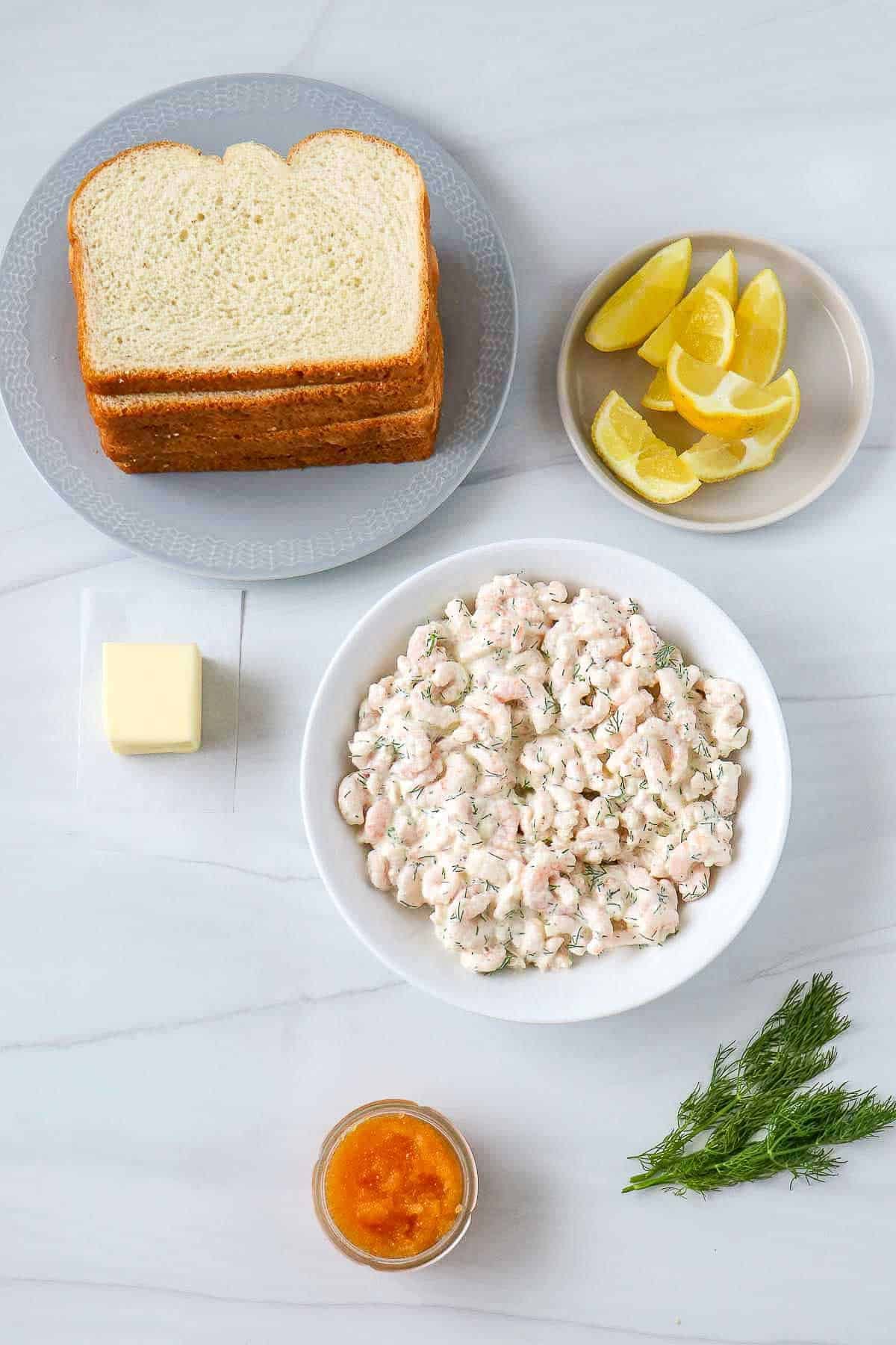 Ingredients need to make Toast Skagen: white bread, lemons, butter, skagenröra, caviar, dill.